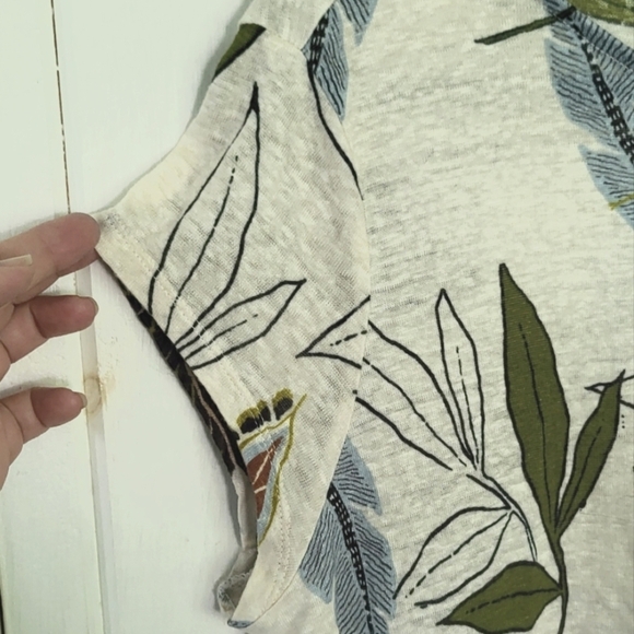 Tahari 100 % Linen Tropical Leaf Button Side Top - Picture 2 of 6